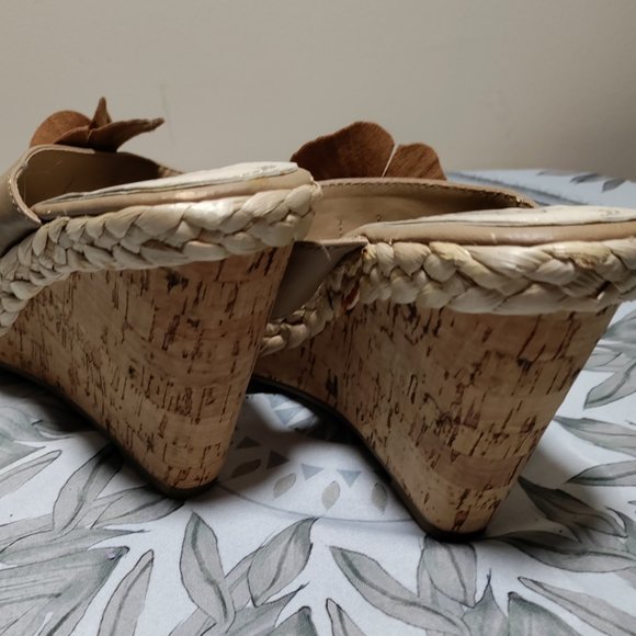 DB DK FASHION TAN FLOWER WEDGES - Picture 3 of 3